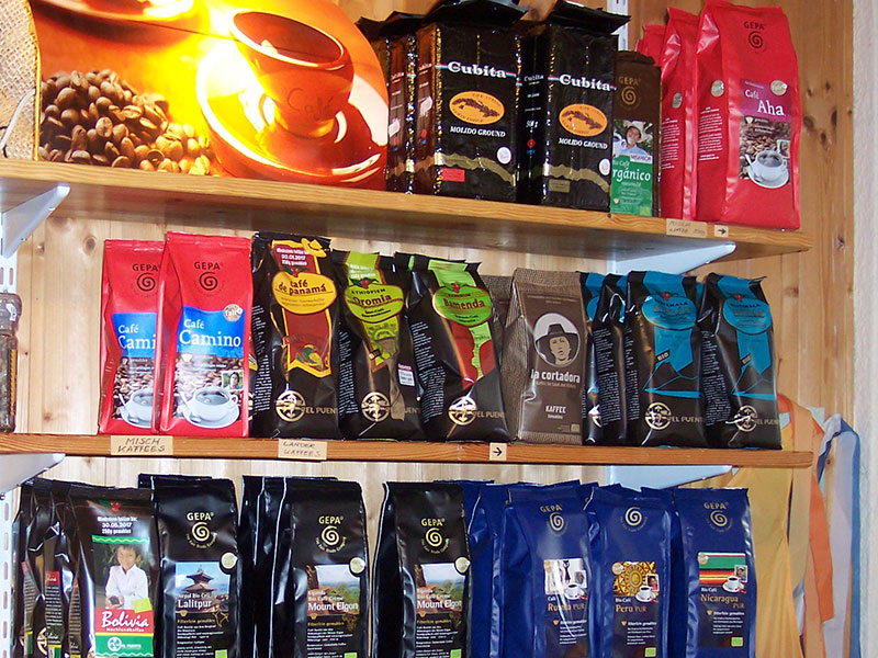 Fair gehandelte Kaffees bei uns im Weltladenregal.