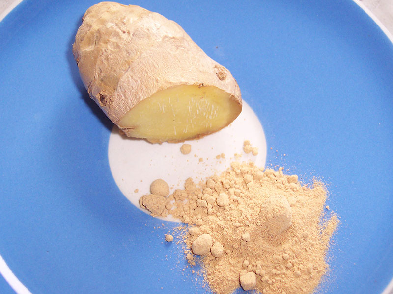 Frische Ingwerwurzel und Ingwerpulver.