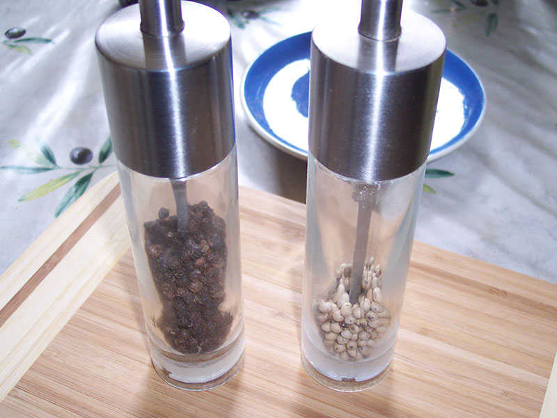 Schwarzer und weißer Pfeffer.