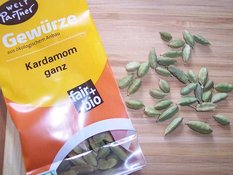 Gr&uuml;ne Kardamomkapseln. Fair und Bio.