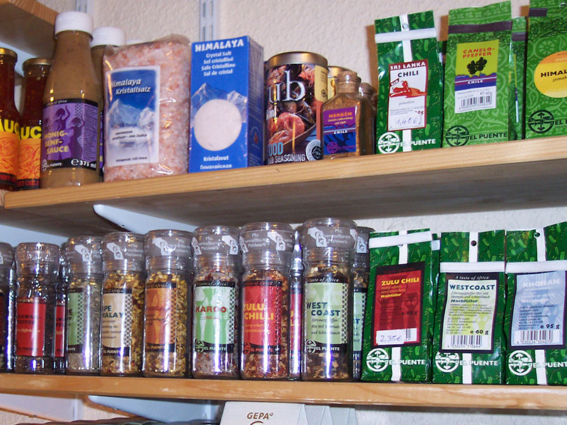 Unser Gewürzregal im Weltladen.