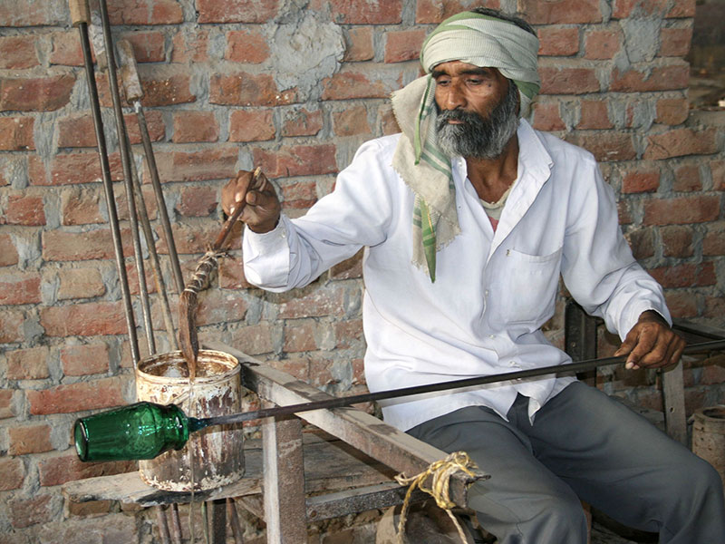 Indischer Glasproduzent. Bildquelle © El Puente.