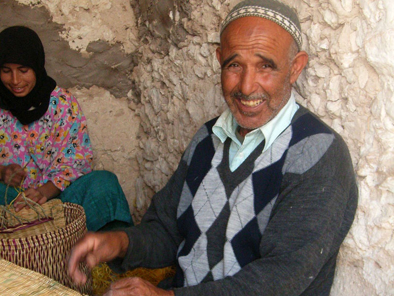 Marokkanischer Korbflechter. Bildquelle © El Puente.