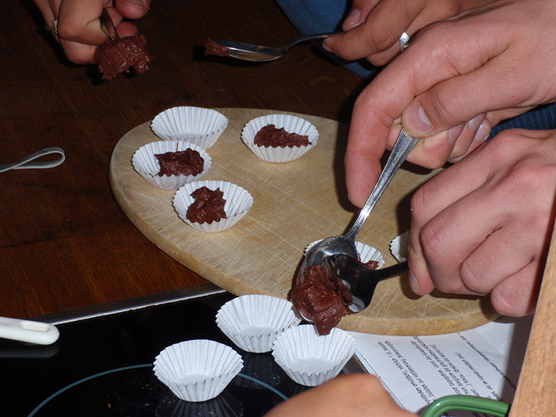 Selbst herstellte Schokolade in Form bringen.