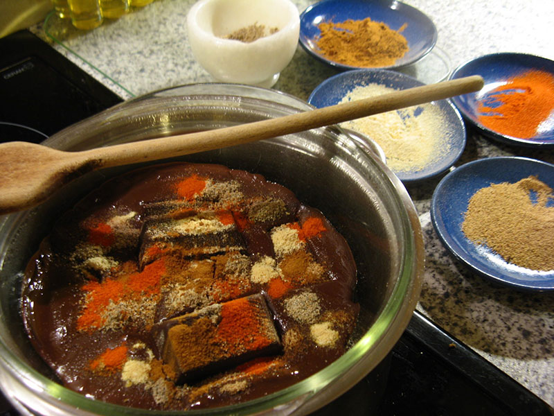 Heiße Schokolade kochen und genießen.
