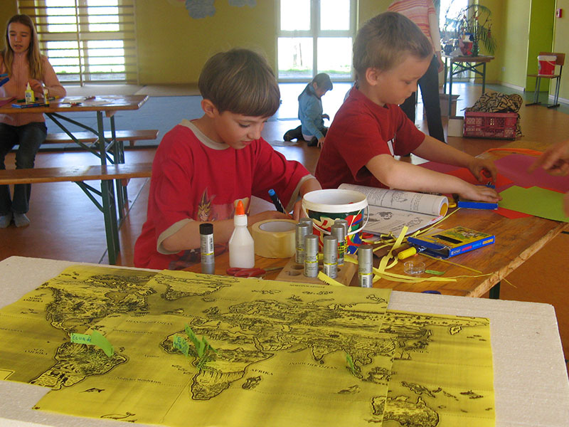 Gewürze für die heiße Schokolade vorbereiten.