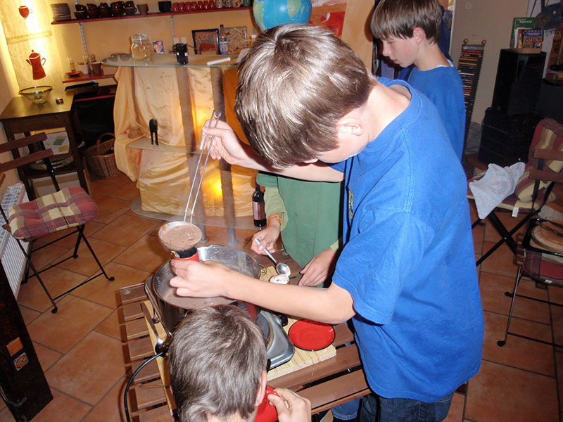 Heiße Schokolade kochen.