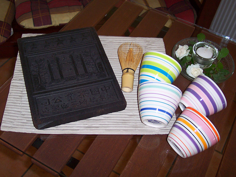 Teeziegel, Teebesen und Teeschalen.