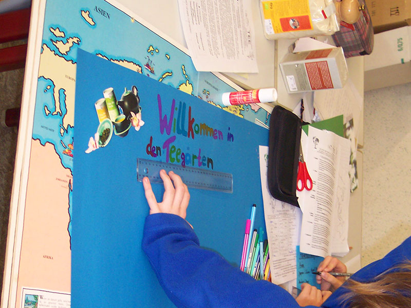 Teeziegel, Teebesen und Teeschalen.