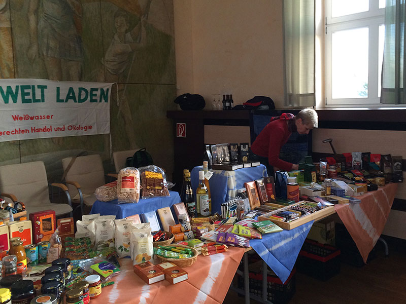 Basar bei einem Diavortrag.