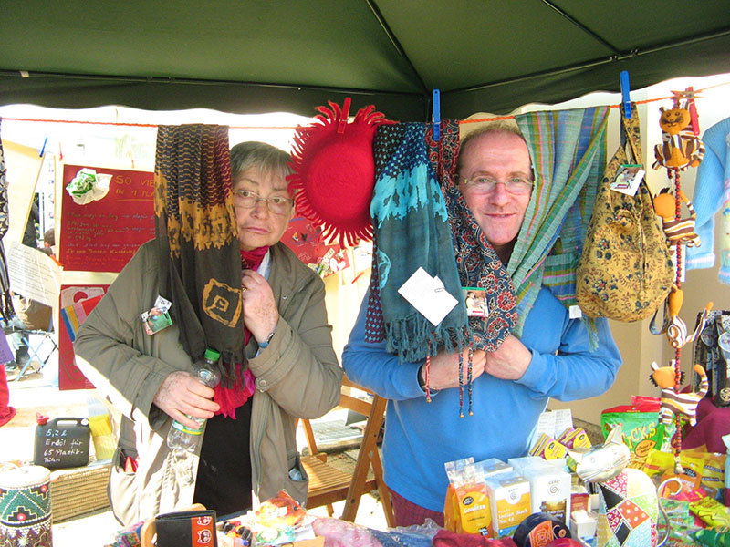 Weltladenbasar bei einem Stadtfest.