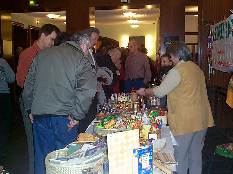 Weltladenbasar bei einem Diavortrag im Volkshaus Weißwasser.