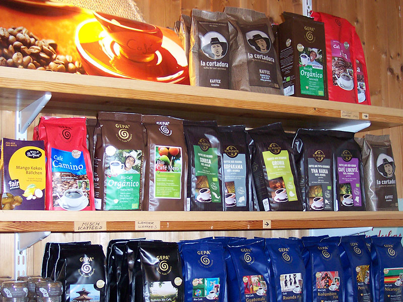 Unser Kaffeeregal im Eine Welt Laden.
