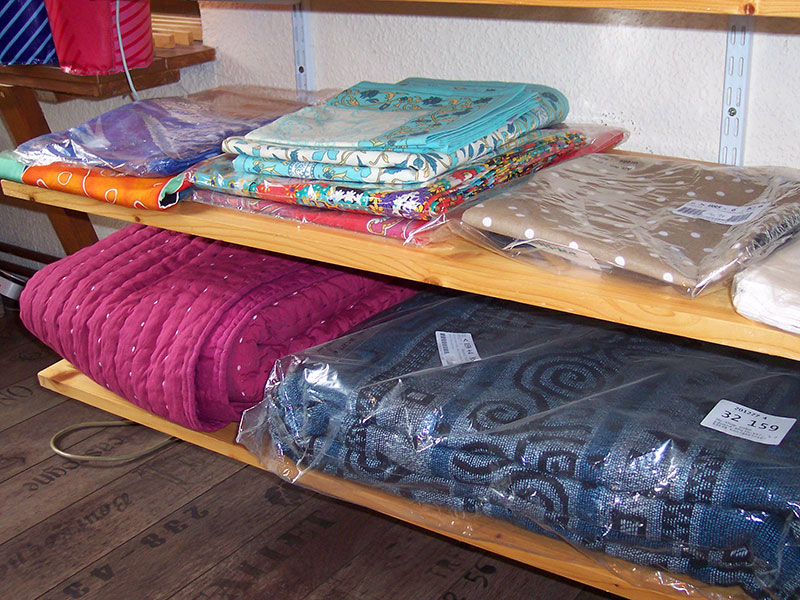 Fair produzierte Bekleidung und Textilien.